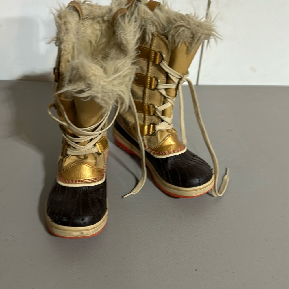 Sorel youth size 2 Joan of arctic boots